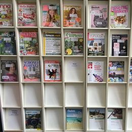 Zeitschriftenregal der Stadtbibliothek in Fredenberg