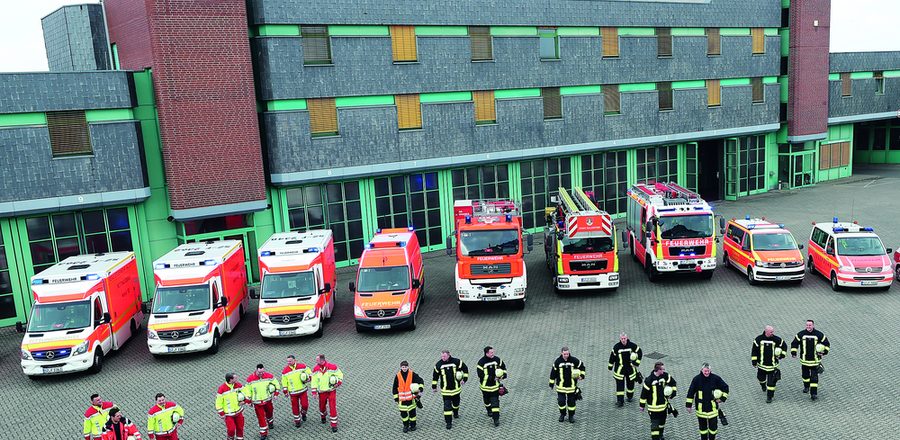 Hof der Wache 1 mit Fahrzeugen und Feuerwehrleuten