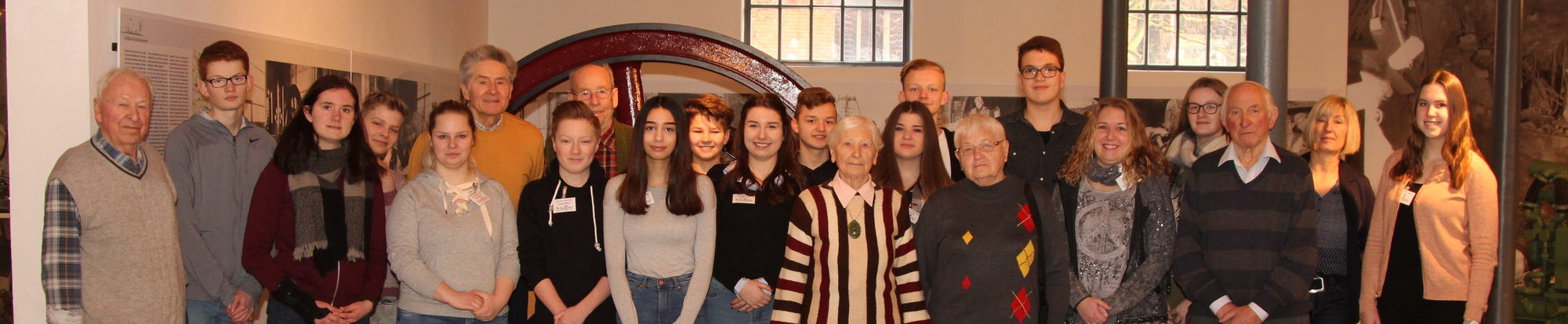 Die Schülerinnen und Schüler im Schloss Salder