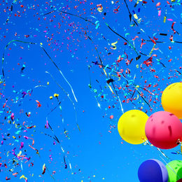 Luftballons vor einem blauen Himmel