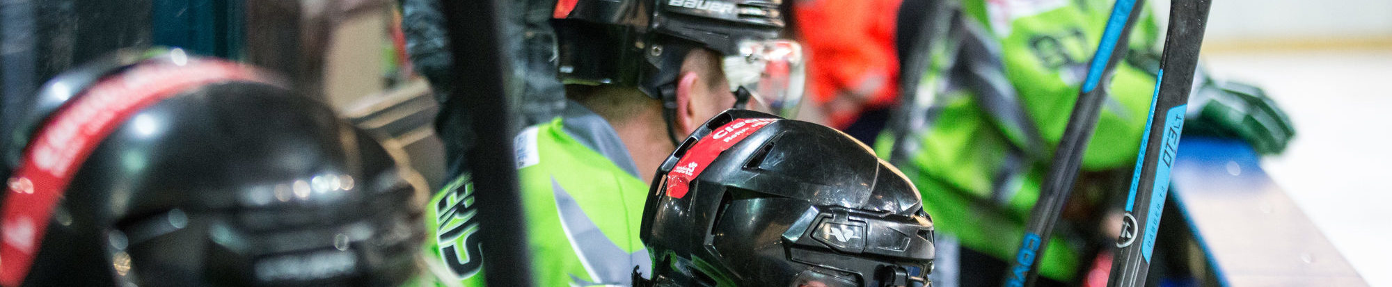 Die Salzgitter-Icefighters auf der Reservebank in der Eissporthalle in Lebenstedt