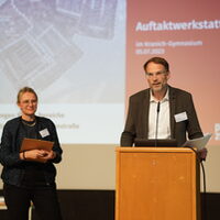 Stadtbaurat Michael Tacke und Lisa Nieße vom Planungsbüro plan zwei stellen die Abläufe des Abends vor.