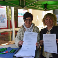 Martina Hänsch, stellvertretende Leiterin des Referats Stadtumbau und Soziale Stadt (links), und Sabine Sabo, Mitarbeit im Referat, freuten sich über die vielen Ideen rund um die spätere Nutzung der Gemeinbedarfseinrichtung.