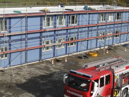 Feuerwehrwagen vor der Bürocontaineranlage.