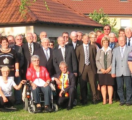 Oberbürgermeister Frank Klingebiel (vordere Reihe, knieend) zusammen mit einem Teil der Spendenempfänger.