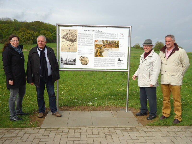 Einweihung der Hinweistafel am Thieder Lindenberg.