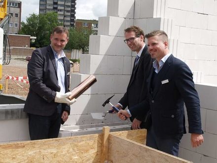 Feierliche Grundsteinlegung mit Stadtbaurat Michael Tacke (Mitte), Dr. WolramZeie (rechts), Till Duchatsch (links) Foto: Geritas Projekte