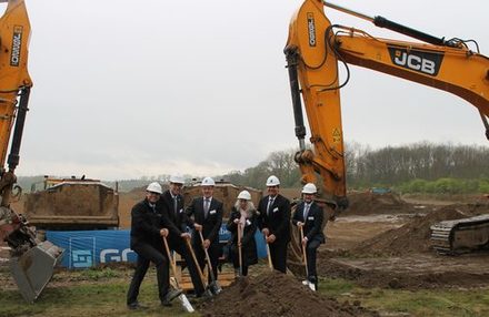 Beim Spatenstich in Salzgitter waren aktiv – von links: Hilmar Albrecht (Prokurist Goldbeck Group), Michael Tacke (Baudezernent der Stadt Salzgitter), Ralf Kolshorn (Leiter MAN Spare Parts Management), Elke Behmer-Geisler (stellvertretende Betriebsratsvorsitzende MAN Salzgitter), Michael Ulverich (Leiter MAN Production Truck), Jan Felix Beck (Leiter MAN Logistics Center Salzgitter).