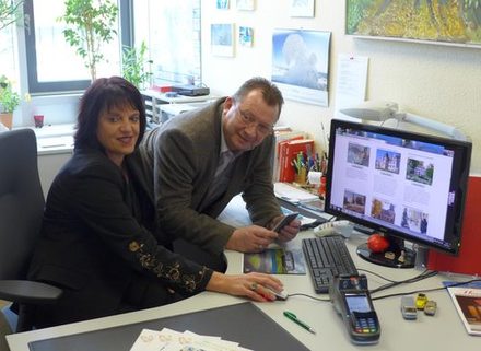Standesbeamtin Carola Rautmann und Fachbereichsleiter Wolfram Skorczyk präsentieren die Anwendung.