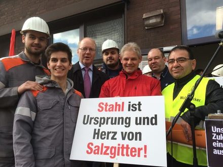 Oberbürgermeister Frank Klingebiel mit Hasan Cakir (rechts),  Matthias Wilhelm (Zweiter von rechts) und Heinz Jörg Fuhrmann (Dritter von links).