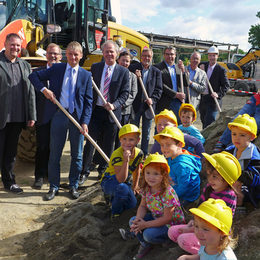 Erster Spatenstich am neuen Stadtbad.