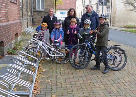Freuen sich über die neuen Aluminiumfahrradständer (hinten von links): Carsten Bauerochse, Sachbearbeiter Ideen und Beschwerden, Jessica Renz, Mitglied des Mitglied des Fördervereins Altstadtschule Salzgitter e.V. und Lehrerin an der Altstadtschule und Bettina Buttke, stellvertretende Schulleiterin der Altstadtschule und (vorn von links): Tilda, Marlene, Lea-Sophie, Jonathan und Jonas. (Foto: Stadt Salzgitter)