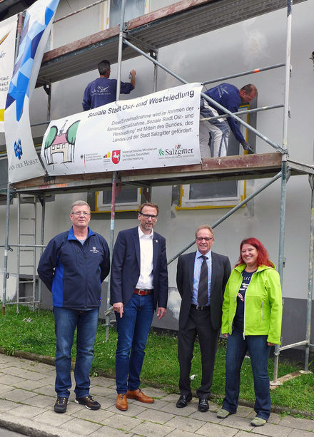 Fred Tesch, Objektleiter für Salzgitter von der Van der Horst Wohnen; Michael Tacke, Stadtrat für Bauen, Stadtplanung, Stadtentwicklung und Umwelt, Dr. Holger Müller von der Van der Horst Wohnen und Susanne Goronzi, Referatsleiterin Stadtumbau und soziale Stadt (von links) informieren sich vor Ort. (Foto: Stadt Salzgitter)