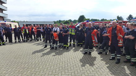 Die Einsatzkräfte kurz vor der Abfahrt nach Goslar auf dem Hof der Hauptfeuerwache