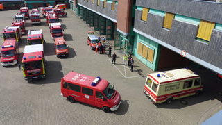 Die Fahrzeuge der Freiwilligen Feuerwehren bei der Abfahrt vom Hof der Hauptfeuerwache.