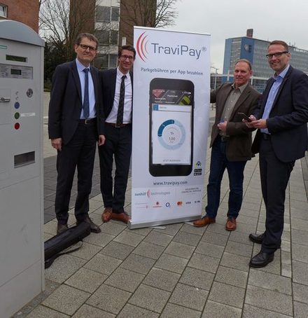 Stellten das Pilotprojekt vor (von links): Dirk Warnecke, Leiter on-street Parken bei Volkswagen Leasing GmbH, Mark Riedl, Vertriebsleiter sunhill technologies, Torsten Fleige-Lütgering, Fachdienstleiter Tiefbau und Verkehr und Michael Tacke, Stadtrat für Bauen, Stadtplanung, Verkehr und Umwelt. (Foto: Stadt Salzgitter)