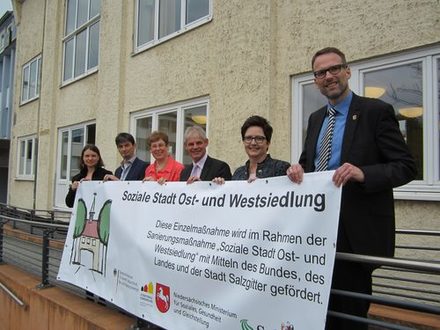 Freuen sich auf die Zusammenarbeit (von links) Pfarrerin Dagmar Janke; Architekt Michael Aselmeyer, Beate Köbrich, Kirchenvorstandsvorsitzende der Noah Gemeinde, Oberbürgermeister Frank Klingebiel, Martina Hänsch (Referat Stadtumbau und Soziale Stadt) und Stadtrat Michael Tacke. (Foto: Stadt Salzgitter)