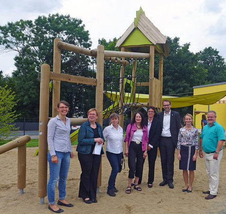 Stellten das Gebäude und das Konzept des neuen Kindergartens Helifanten vor (von links): Sandra Glawe (Kindergartenleiterin), Erste Stadträtin Christa Frenzel, Fachdienstleiterin Gebäudemanagement Doreen Jansen, Fachdienstleiterin Kinder, Jugend und Familie Roswitha Krum, Samantha Brinkwirth (Diensstellenleiterin Johanniter-Unfall-Hilfe), Stadtbaurat Michael Tacke, Dr. Alice Börgel (Geschäftsführerin Helios Klinikum), Hans Joachim Halbach (Johanniter-Unfall-Hilfe Regionalvorstand)