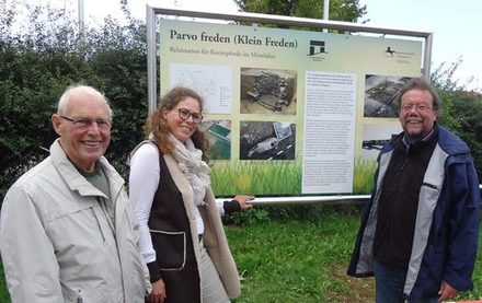 Stellten die neue Hinweistafel und Forschungsergebnisse vor: Harald Schraepler (Sprecher der AG Heimatpflege der Braunschweigischen Landschaft), Dr. Claudia Böhler (Stadtarchiv Stadt Salzgitter) und Dr. Michael Geschwinde (Niedersächsisches Landesamt für Denkmalpflege)