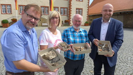 Freuen sich über eine unerwartete Entdeckung aus der Frühgeschichte (von links): der Historiker Dr. Thomas Dahms, die Archäologin Christine Kellner-Depner M.A. vom Städtischen Museum Schloss Salder, der ehrenamtlich Beauftragte für die archäologische Bodendenkmalpflege in Salzgitter Hartwig Paul und Kulturdezernent Stadtrat Eric Neiseke. (Foto: Stadt Salzgitter)