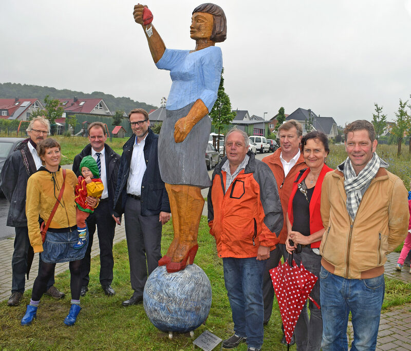Die Vorstellung und Einweihung der Holzskulpturen an der Straße An der Zwergenkuhle.