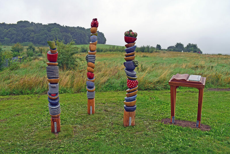 Die Holzskulpturen unterhalb des Lindenberges