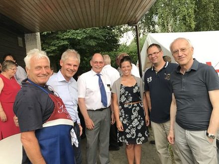 Stiftungsvorsitzender OB Klingebiel und Geschäftsführer Rainer Dworog im Kreis der Förderungsempfänger.