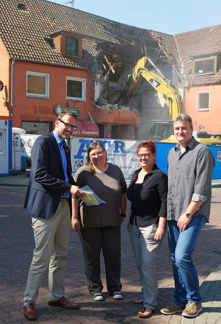 Die Arbeiten am früheren Hotel Jost haben begonnen. Die nächsten Projekte in der Ost- und Westsiedlung stellten vor (von links): Michael Tacke, Stadtrat für Bauen, Stadtplanung, Stadtentwicklung und Umwelt, Diana Graf vom Stadtbüro; Susanne Goronzi, Referatsleiterin Stadtumbau und Soziale Stadt sowie Markus Meyer vom Stadtbüro.