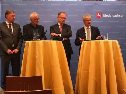 Oberbürgermeister Frank Klingebiel (rechts) erklärt Stephan Weil die Lage der Kommunen.