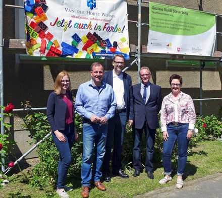 Foto von links: Maxi Marie Simgen (Quartiersmanagement), Christian Striese (Ortsbürgermeister), Stadtbaurat Michael Tacke, Dr. Holger Müller (Van der Horst) und Martina Hänsch (Referat für Stadtumbau und Soziale Stadt) vor einer der Häuser, bei denen die Sanierung im Rahmen des Städtebauförderungsprogramms Soziale Stadt Steterburg schon begonnen hat.