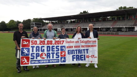 Die Vorbereitungen laufen auf Hochtouren: von links: Thomas Böttcher (Stadion-Platzwart), Stefanie Sudholt (Stellv. KSB-Vorsitzende), Clemens Löcke (KSB-Vorsitzender), Jens-Oliver Bludau (Sportreferent Sportjugend), Sylvia Pioßek (Stellv. KSB-Vorsitzende), Lukas Hahnsch (Sportjugend-Vorsitzender)