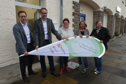 Die neuen Quartiersmanagerinnen Diana Graf (rechts) und Sabine Naats (zweite von rechts) arbeiten zusammen mit Susanne Goronzi, Leiterin des Referates Stadtumbau und Soziale Stadt (dritte von rechts), Stadtrat Michael Tacke und Michael Schunke, stellvertretender Leiter des Referats Stadtumbau und Soziale Stadt (links). (Foto: Stadt Salzgitter)