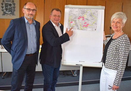 Von links: Fachdienstleiter Achim Zöfelt (Stadt Salzgitter), Fachbereichsleiter Wolfram Skorczyk (Stadt Salzgitter), Landrätin Christiana Steinbrügge (Landkreis Wolfenbüttel). Foto: Stadt Salzgitter