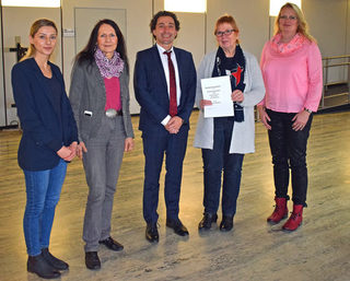 Stellten die gemeinsame Rahmenkonzeption „Schulsozialarbeit und Soziale Arbeit“ vor: (von links): Irina Sauerwald (Teamkoordination Schulsozialarbeit, Stadt Salzgitter); Dr. Roswitha Krum (Fachdienstleiterin Kinder, Jugend und Familie, Stadt Salzgitter); Alp Turan (Schulfachlicher Dezernent Landesschulbehörde); Erste Stadträtin Christa Frenzel (Stadt Salzgitter); Nadja Koszudowski (Bildungskoordinatorin). Foto: Stadt Salzgitter