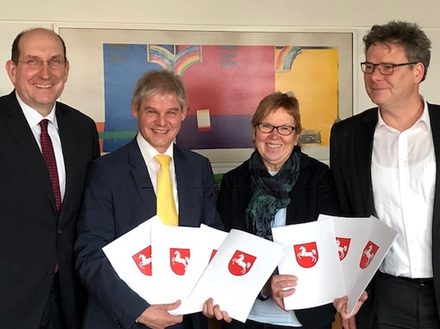 Von links:  Landesbeauftragter Wunderling-Weilbier, Oberbürgermeister Frank Klingebiel, Erste Stadträtin Christa Frenzel, Dr. Oliver Fuchs vom ArL