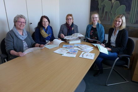 Stellten die Broschüre vor: Marion Rotter-Becker, Fachdienstleiterin Dr. Roswitha Krum, Erste Stadträtin Christa Frenzel, Rebecka Franke (Kita Wirbelwind), Janna Hinrichs (Lebenshilfe Braunschweig).