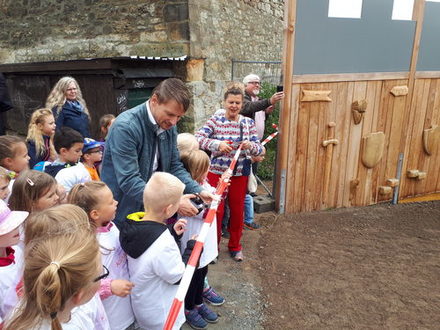 Bürgermeister Stefan Klein eröffnet den Rittburgspielplatz.