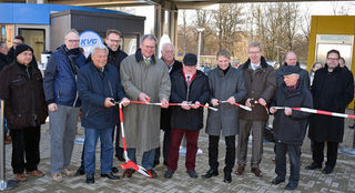 Schnitten zur symbolischen Eröffnung der Mobilitätszentrale das Band durch (von links): Klaus Poetsche (Mitglied Aufsichtsrat KVG), Michael Kramer (1. stellv. Verbandsvorsitzender Regionalverband Großraum Braunschweig), Erster Bürgermeister Stefan Klein, Axel Gierga (Geschäftsführer KVG Braunschweig), Wolfgang Schneider (KVG) Foto: Stadt Salzgitter