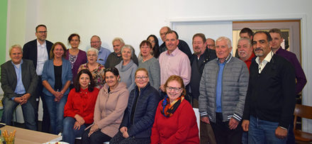 In und für Steterburg gibt es einen Sanierungsbeirat: Stadtrat Michael Tacke (hintere Reihe links), und (davor) Bernd Waldmann, Fachdienstleiter Stadtplanung, Umwelt, Bauordnung und Denkmalschutz, bedanken sich bei den Engagierten.