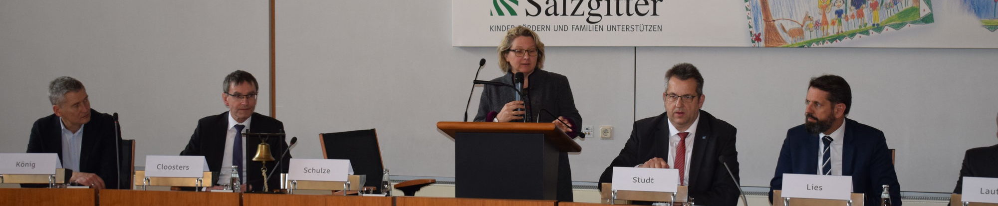 Bundesministerin Svenja Schule im Ratssaal in Salzgitter