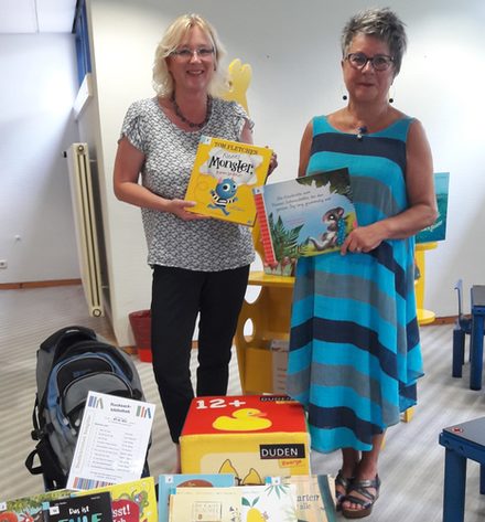 Maria Gröschler (rechts, Vorsitzende Bibliotheksgesellschaft e.V.), Barbara Henning (links, kommissarische Leiterin Stadtbibliothek Salzgitter).