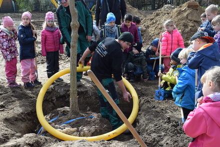 Die Kinder haben großes Interesse am Baufortschritt