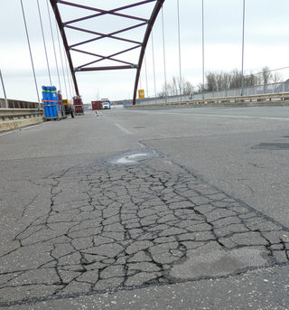 Hier ist an den Rissen in der Fahrbahn sichtbar, warum nach den Brückensanierungsarbeiten noch die Fahrbahn erneuert werden muss.