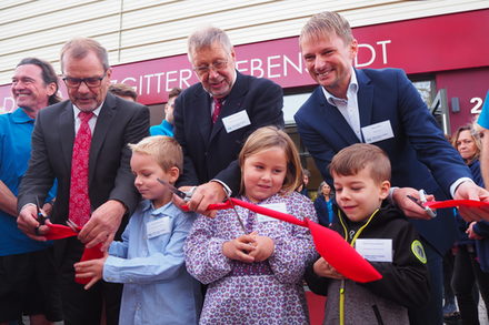 Bürgermeister Stefan Klein, Ulrich Leidecker, Aufsichtsratsvorsitzender der Bäder, Sport und Freizeit Salzgitter GmbH, Walter Strauß Geschäftsführer der Bäder, Sport und Freizeit Salzgitter GmbH und Kinder der Kita St. Markus schnitten das Band durch.