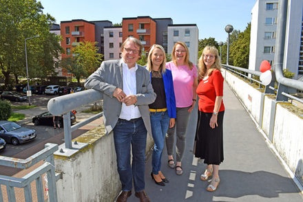 Die Leiterin der Grundschule am Fredenberg, Nadja Koszudowski (3. Von links) und die Leiterin der Hauptschule am Fredenberg, Aksana Tübcke (2. Von links), freuten sich mit dem städtischen Sozialdezernenten Dr. Dirk Härdrich (links) und der Leiterin des AWiSTAS, Birgit Hynek (rechts), dass das Toleranz-Projekt auch an ihren Schulen stattfinden wird