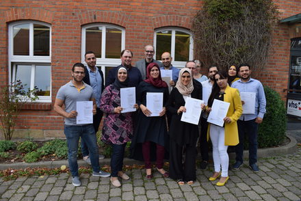 Die Absolventinnen und Absolventen mit ihren Dozenten/innen vor der Volkshochschule in Lebenstedt