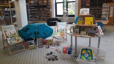 Bild der Themeninsel in der Stadtbibliothek Salzgitter-Lebenstedt