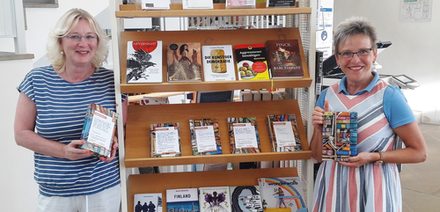 Die Leiterin der Bibliothek, Sylvia Fiedler (rechts), und ihre Vertreterin, Barbara Henning (links).