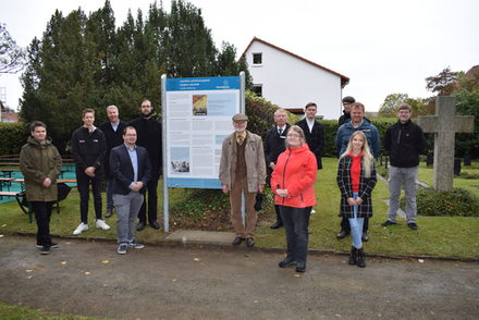 Weihten die Erinnerungstafel auf dem Alten Friedhof in Lebenstedt ein: Schülerinnen und Schüler der IGS Salzgitter mit dem betreuenden Lehrer Paul Anlauf (vierter von links), Stadtrat Jan Erik Bohling (Dritter von links), Rainer Bendick, Bildungsreferent vom Volksbund Deutsche Kriegsgräberfürsorge (vor der Tafel), Walter-Johannes Herrmann (Vorsitzender des Bezirksverbandes Braunschweig des Volksbundes Deutsche Kriegsgräberfürsorge (rechts neben dem Schild) sowie Hans Jürgen Gatzen, Leiter der Sekundarstufe II der IGS Salzgitter, (Zweiter von rechts).