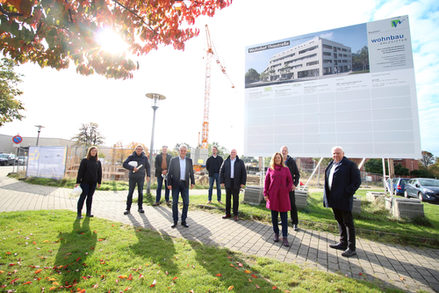 Beim Baubeginn waren mit dabei (von links): Karina Siemer-Schwieters (KPN Architekten), Michael Peter (Geschäftsführer KPN Architekten Braunschweig),  Thomas Melahn (Glück Auf Immobilien), Oberbürgermeister Frank Klingebiel, Michael Bruno (Leiter Stadtbüro Lebenstedt Wohnbau Salzgitter), Christian Heinrich (Geschäftsführung Wohnbau Salzgitter), Janine Albrecht (technische Leiterin Wohnbau Salzgitter), Jens Bischoff (Geschäftsführung Wohnbau Salzgitter) und Rolf Stratmann (Mitglied des Aufsichtsrates).